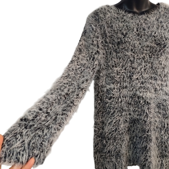 Cable & Gauge Sweater Women's Gray/Black Fuzzy Sweater Size L - Picture 5 of 7